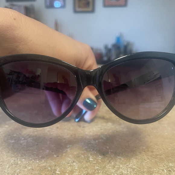 Tres Noir cat eye sunglasses. - Picture 2 of 6